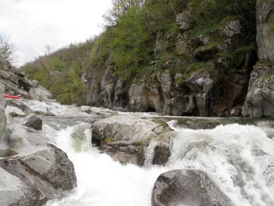 Vue sur la sortie des Gorges et le rapide qui précède le toboggan de sortie.